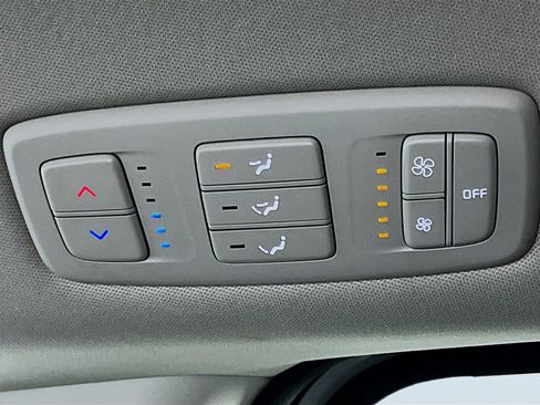 Used 2022 Kia Carnival LX FWD image 32