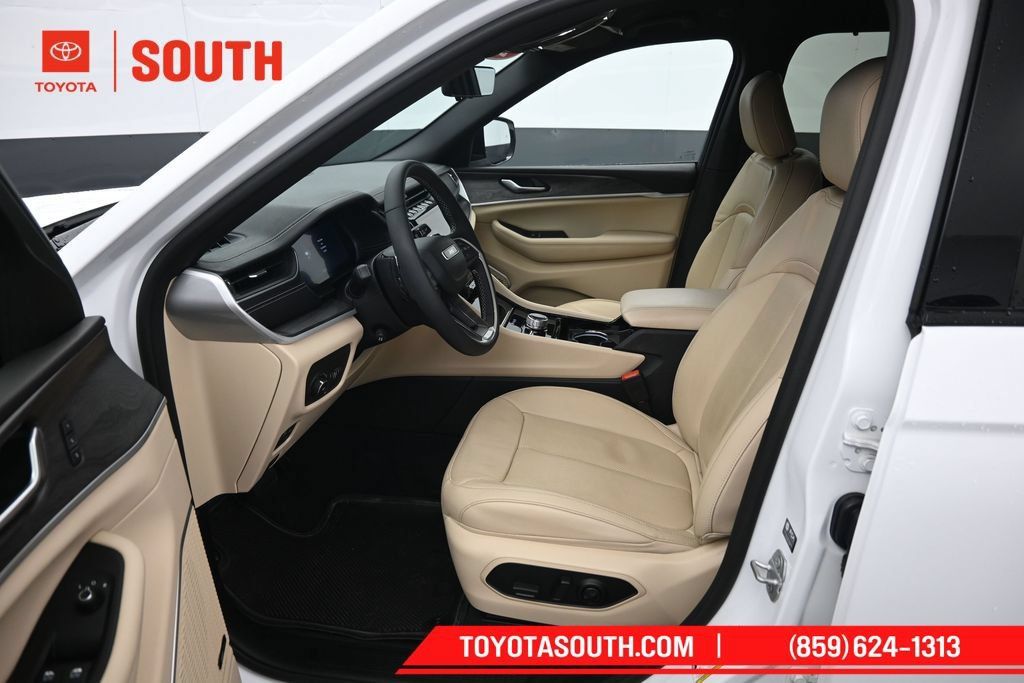 Used 2023 Jeep Grand Cherokee Limited w/ Luxury Tech Group II AWD/4WD image 9