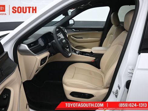 Used 2023 Jeep Grand Cherokee Limited w/ Luxury Tech Group II AWD/4WD image 9