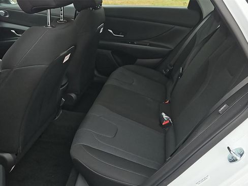 New 2025 Hyundai Elantra SE image 11