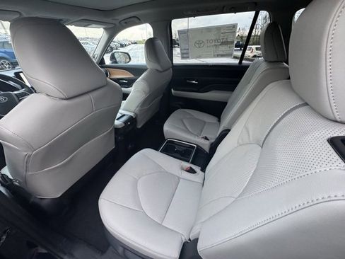 New 2026 Toyota Grand Highlander Platinum image 13