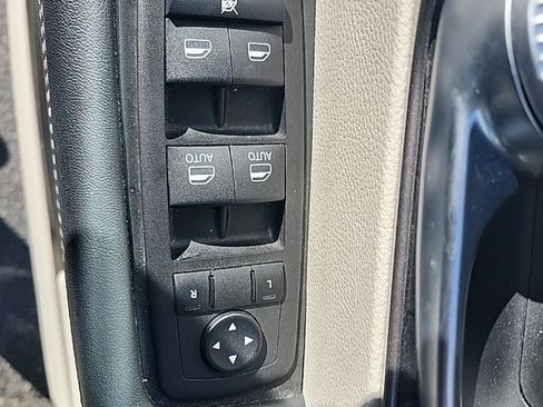 Used 2024 Chrysler Pacifica Touring-L image 24