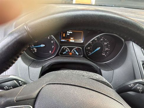 Used 2018 Ford Focus SE w/ SE Appearance Package FWD image 4