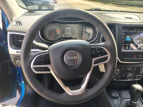 Certified 2022 Jeep Cherokee Latitude w/ Sun & Sound Group AWD/4WD image 19