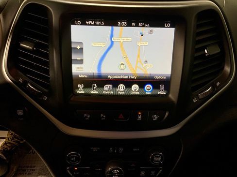 Used 2018 Jeep Cherokee Overland w/ Technology Group AWD/4WD image 2