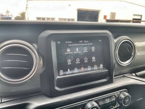Used 2018 Jeep Wrangler Unlimited Sahara AWD/4WD image 13