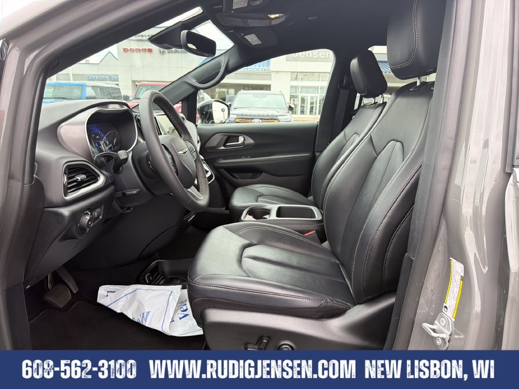 Used 2025 Chrysler Pacifica Select FWD image 9