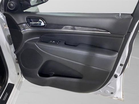 Used 2019 Jeep Grand Cherokee Overland AWD/4WD image 30