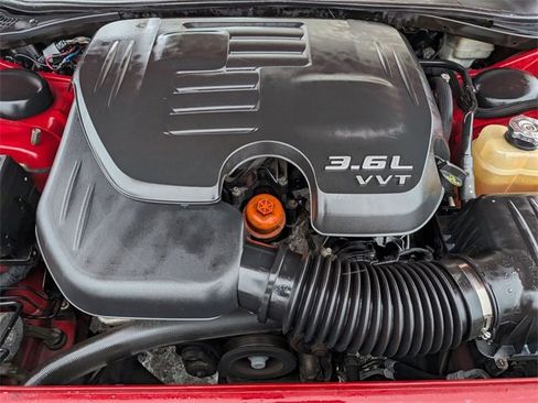 Used 2015 Dodge Challenger SXT image 25