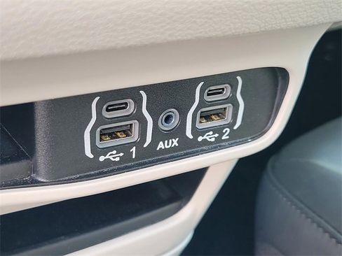 Used 2024 Chrysler Pacifica Touring-L image 26