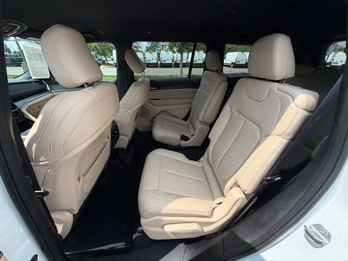 Certified 2025 Jeep Grand Cherokee L Limited AWD/4WD image 18