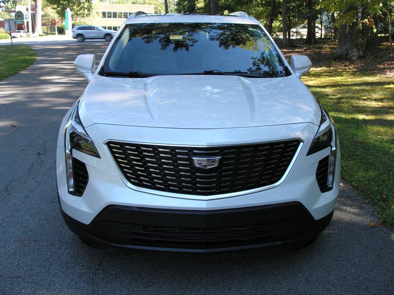 Used 2019 Cadillac XT4 Luxury w/ Cold Weather Package FWD image 2
