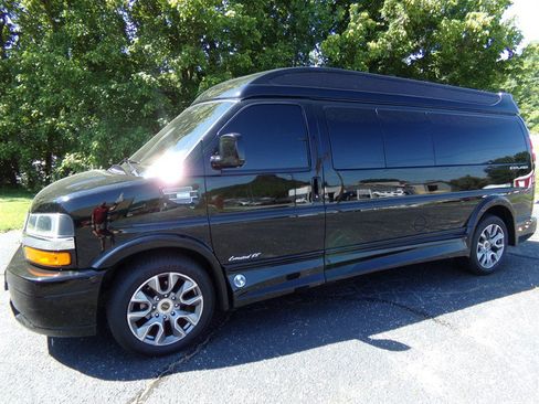Used 2022 Chevrolet Express 2500 Extended RWD image 1