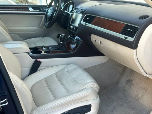 Used 2013 Volkswagen Touareg TDI AWD/4WD image 10