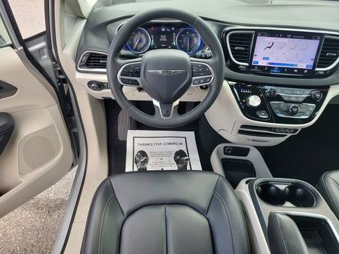 Used 2024 Chrysler Pacifica Touring-L FWD image 14