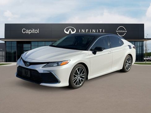 Used 2021 Toyota Camry XLE image 1