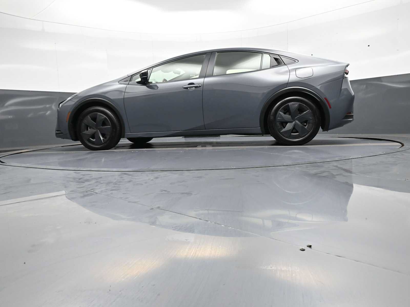 Used 2025 Toyota Prius LE FWD image 32