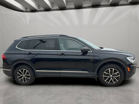 Used 2021 Volkswagen Tiguan SE w/ Panoramic Sunroof Package image 4