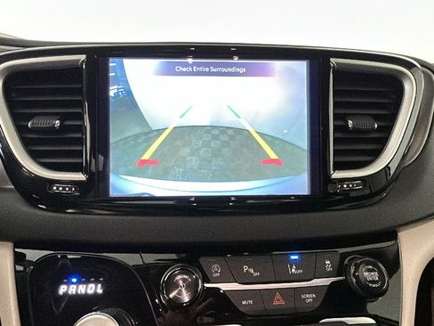 Used 2024 Chrysler Pacifica Touring-L FWD image 24