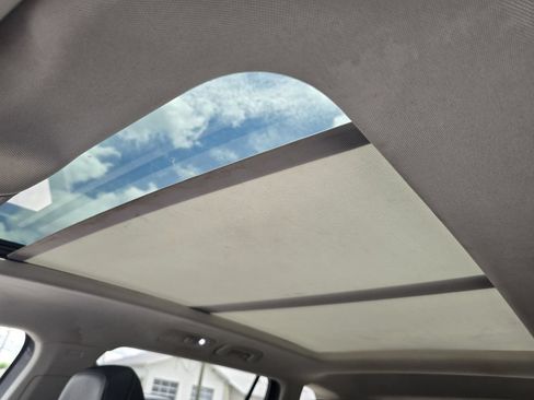 Used 2024 Volkswagen Tiguan SE w/ Panoramic Sunroof Package FWD image 24