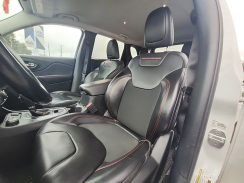 Used 2020 Jeep Cherokee Trailhawk w/ Cold Weather Group image 7