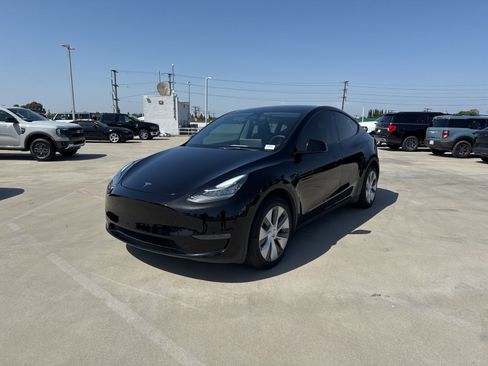 Used 2023 Tesla Model Y Long Range image 1