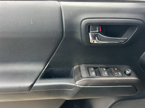 Used 2017 Toyota Tacoma TRD Sport w/ Premium & Technology Package AWD/4WD image 10