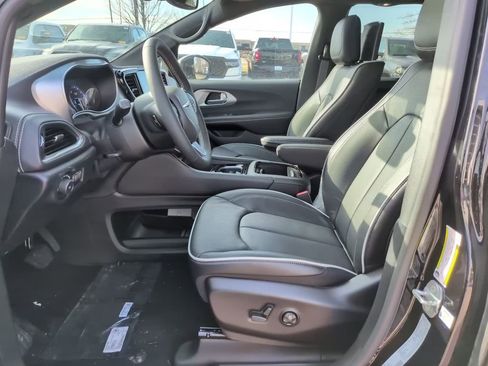 New 2026 Chrysler Pacifica Limited w/ Uconnect Theater Family Group image 21