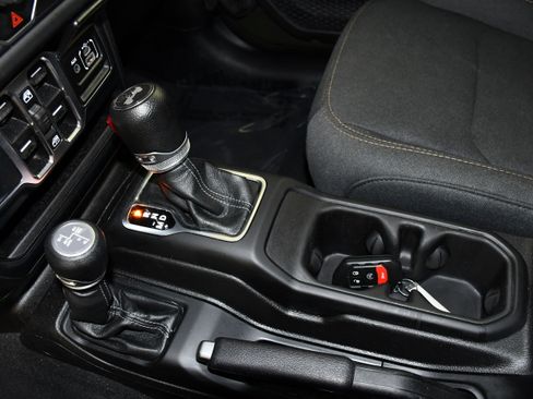 Used 2024 Jeep Wrangler Unlimited Sahara AWD/4WD image 32
