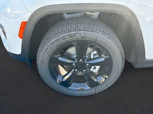 New 2025 Jeep Grand Cherokee Laredo image 40