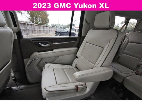 Used 2023 GMC Yukon XL Denali AWD/4WD image 11