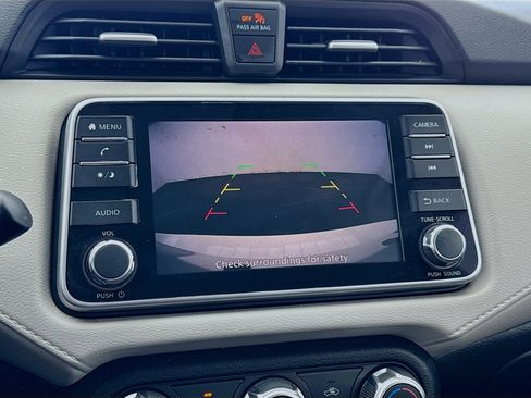 Used 2022 Nissan Versa SV image 10