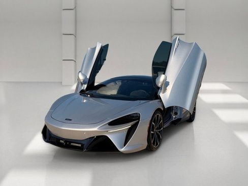 Used 2023 McLaren Artura RWD image 11