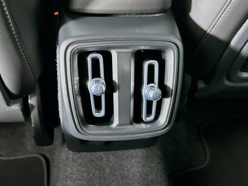 Used 2025 Volvo XC40 B5 Plus image 28