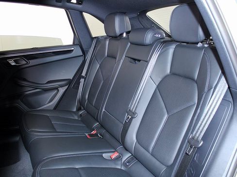 Used 2025 Porsche Macan image 23