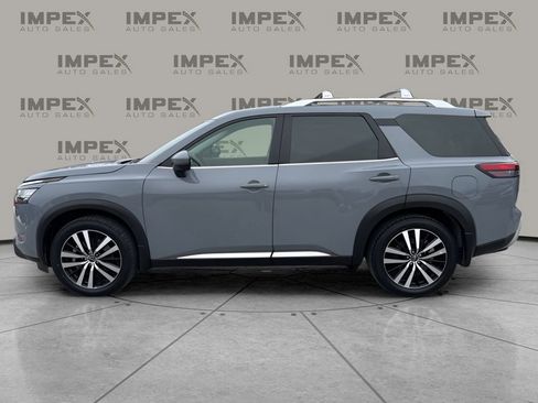 Used 2024 Nissan Pathfinder Platinum image 2