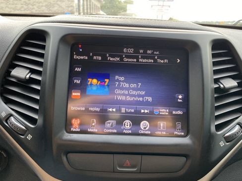 Used 2016 Jeep Cherokee Latitude w/ Cold Weather Group AWD/4WD image 27