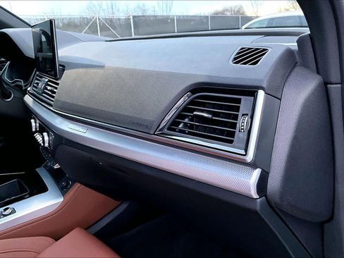 Used 2024 Audi Q5 2.0T Prestige w/ Prestige Package image 18