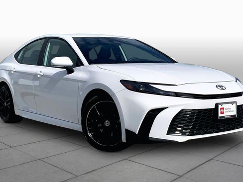 Used 2025 Toyota Camry SE FWD image 3