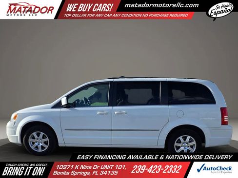 Used 2009 Chrysler Town & Country Touring FWD image 8