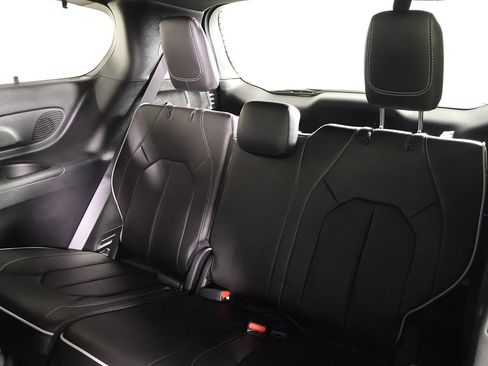 Used 2023 Chrysler Pacifica Limited w/ Uconnect Theater Family Group image 36