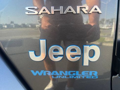 Used 2022 Jeep Wrangler Unlimited Sahara AWD/4WD image 25