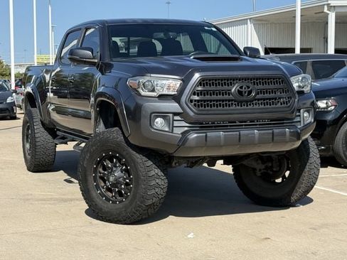 Used 2016 Toyota Tacoma TRD Sport RWD image 2
