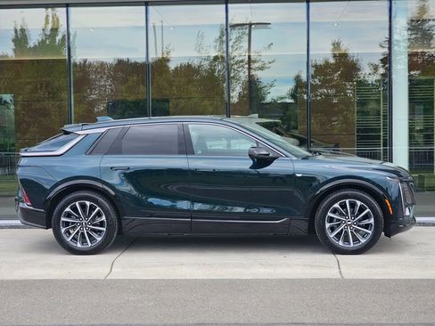 Used 2024 Cadillac Lyriq Sport AWD/4WD image 6