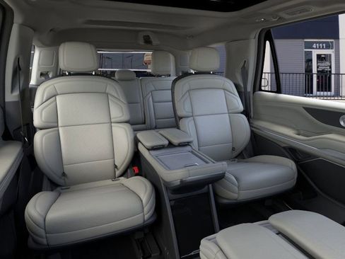 New 2026 Lincoln Navigator Reserve w/ Jet Appearance Package AWD/4WD image 11