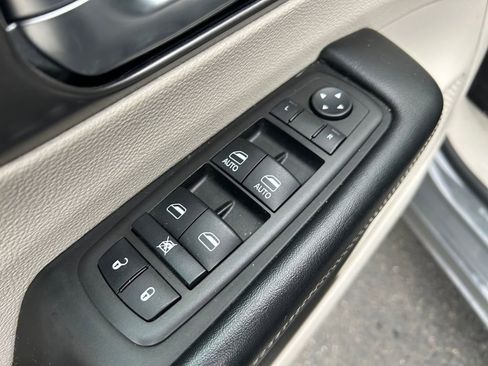 Used 2022 Chrysler Pacifica Touring-L image 23