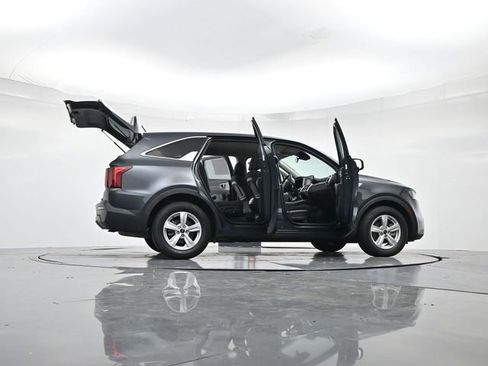 Used 2023 Kia Sorento LX image 52