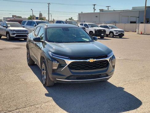 Used 2025 Chevrolet Trax LT FWD image 2