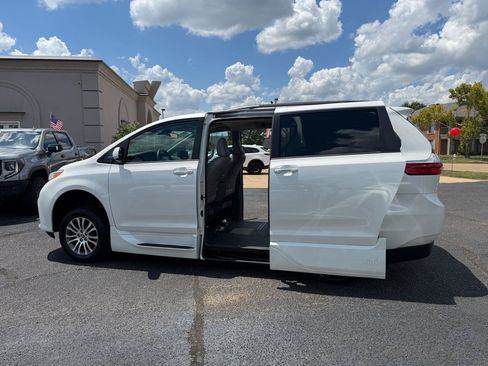 Used 2020 Toyota Sienna XLE w/ XLE Navigation Package FWD image 5