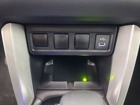 Used 2025 Toyota Corolla Cross LE image 33